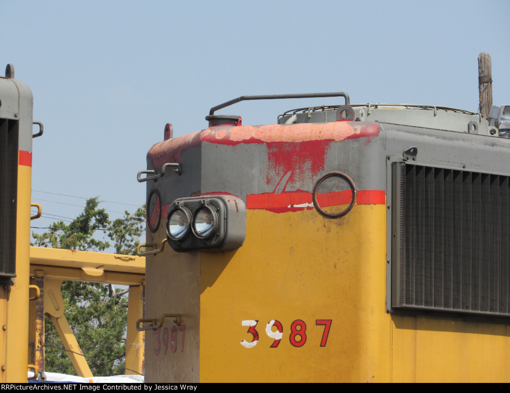 UP 3987 showing some SP red on the rear